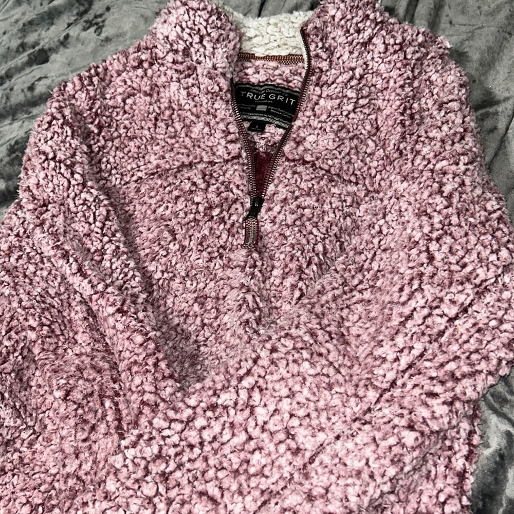 Women’s true grit fluffy purple/red pullover